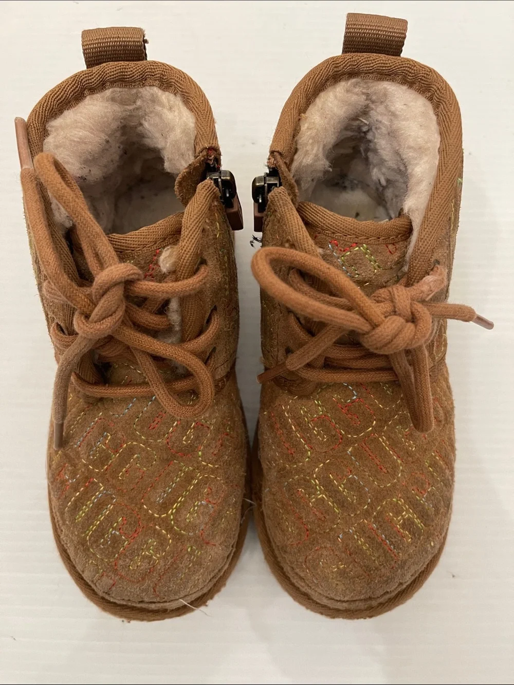 UGG WINTER NEUMEL II GRAPHIC STITCH LOGO LETTERING BOOTS KIDS SIZE 11 (2-5yrs)